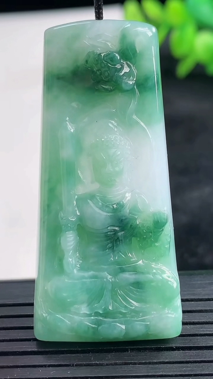 天然A货翡翠不动明王吊坠尺寸48.7-22.8-5.5重量:13.21g
3月25日