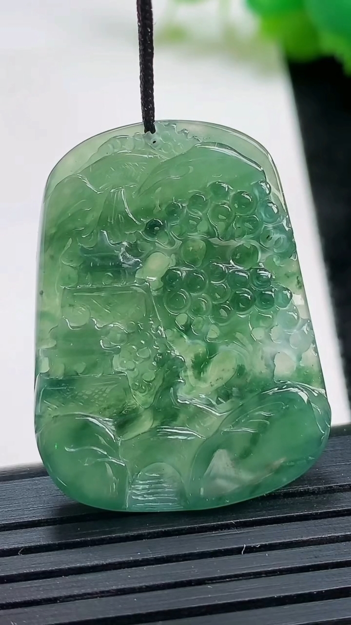 天然A货翡翠牌吊坠尺寸33.6-25.6-4.3重量:8.84g
3月25日