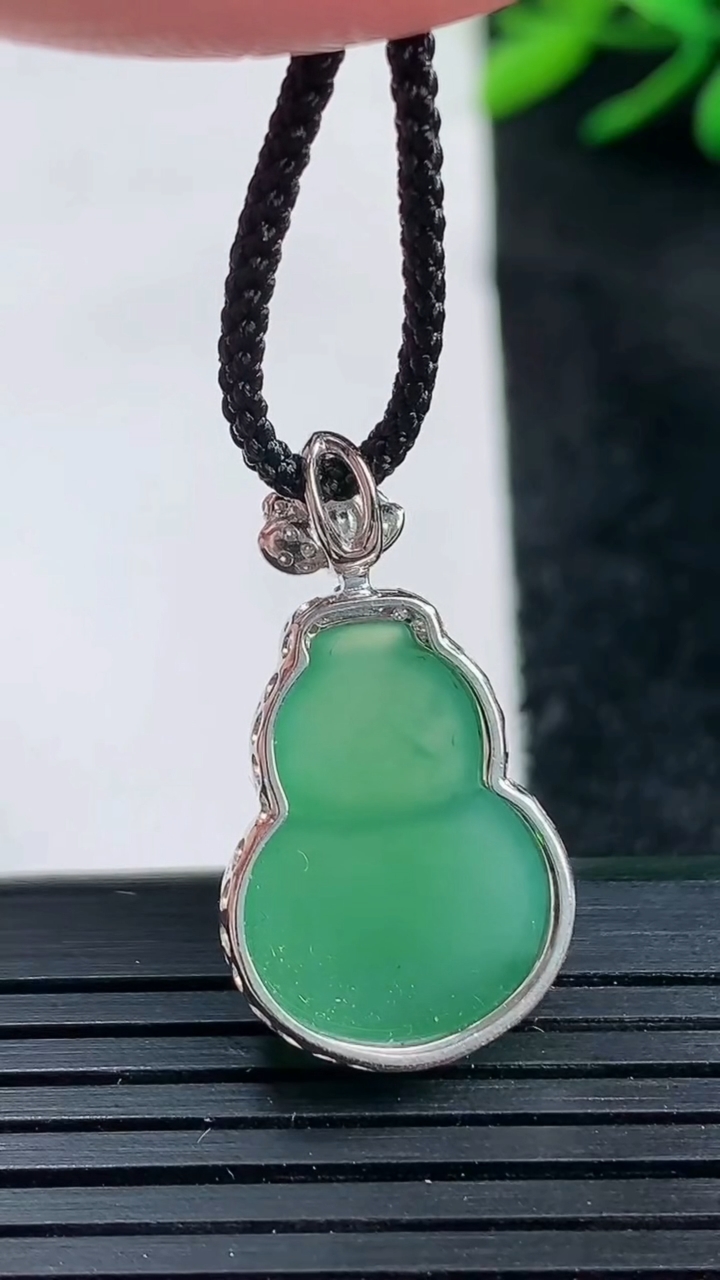 天然A货翡翠葫芦吊坠尺寸27.1-18.5-15.1-7.6重量:3.17g
3月25日