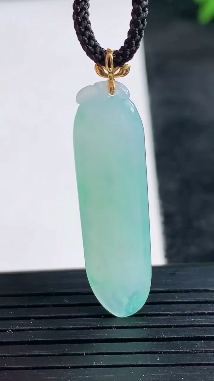 天然A货翡翠福瓜吊坠尺寸36.4-9.8-4.8重量:3.99g
3月25日