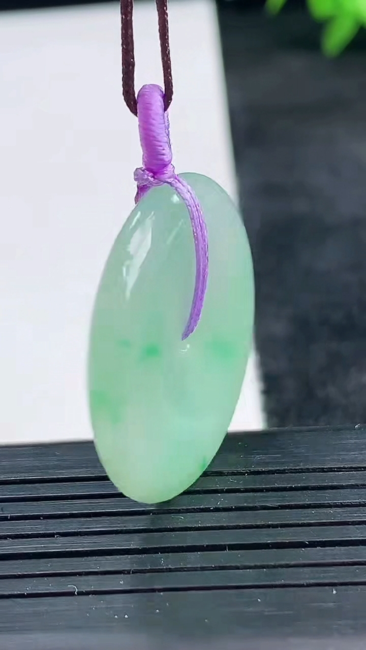 天然A货翡翠平安扣吊坠尺寸29.3-5重量:9.76g
3月25日