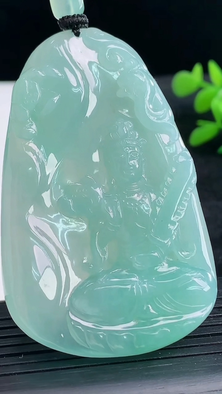 天然A货翡翠虚空藏菩萨吊坠尺寸65.1-40.1-7.3重量:42.31g
3月25日