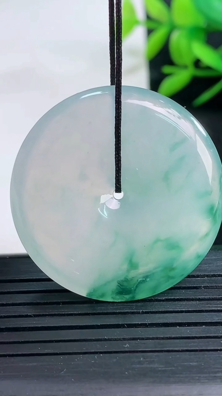 天然A货翡翠种飘花平安扣吊坠尺寸34.5-5.7重量:14..2g
3月25日