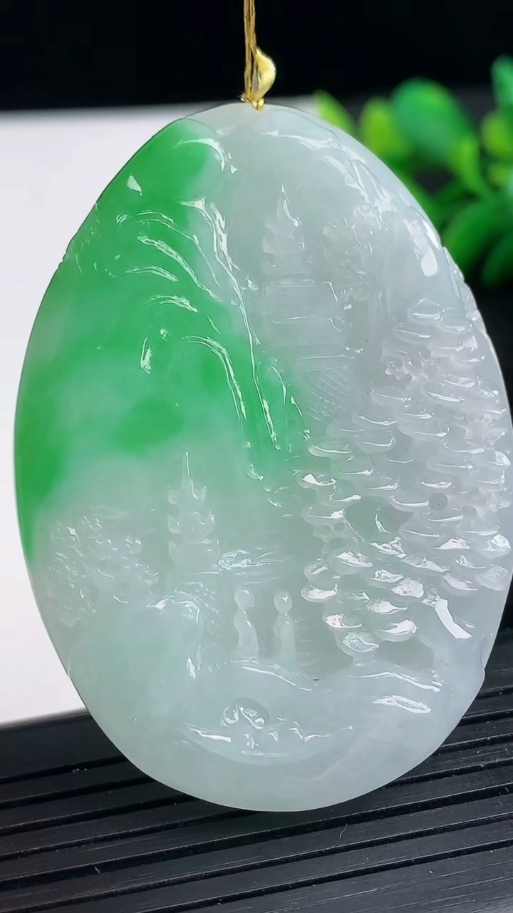 天然A货翡翠山水牌吊坠尺寸57-41.8-6.7重量:31.62g
3月25日