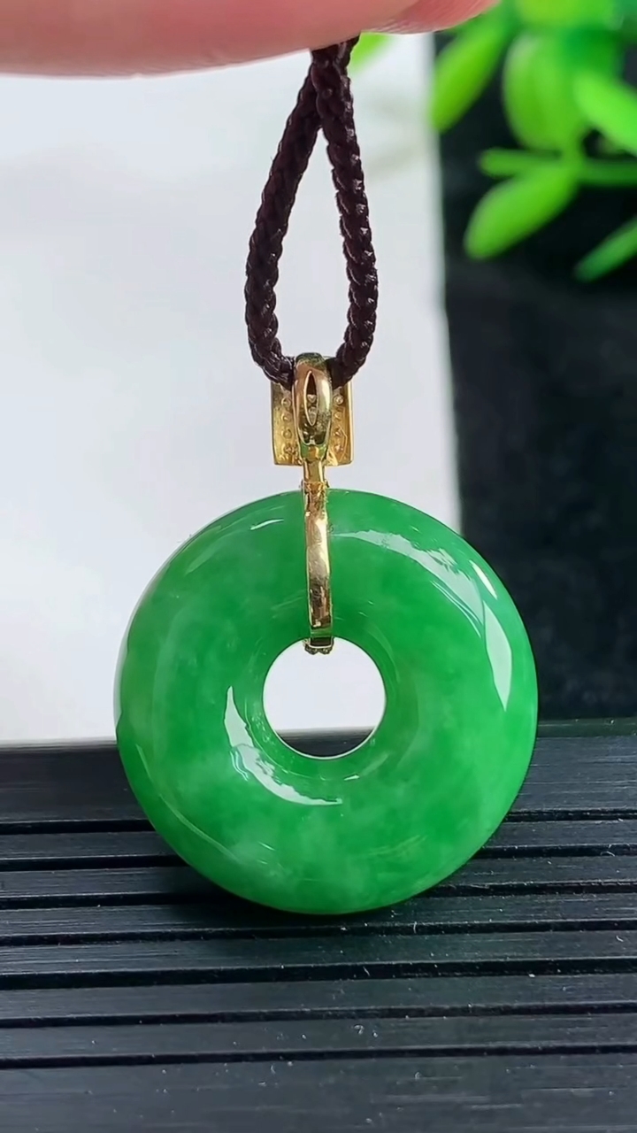 天然A货翡翠平安扣吊坠尺寸21.4-6.8重量:6.83g
3月25日