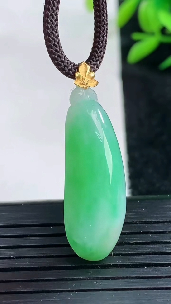 天然A货翡翠福瓜吊坠尺寸31.7-10.8-8.7重量:5.42g
3月25日