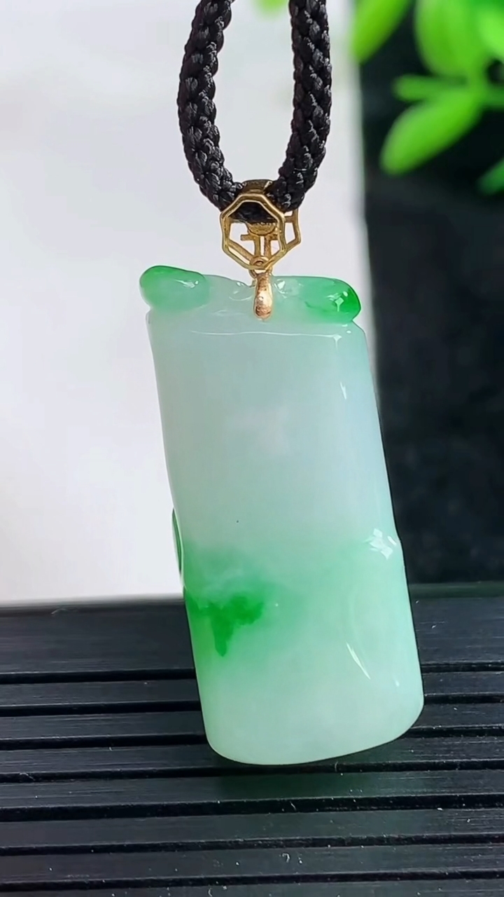 天然A货翡翠节节高升 竹节吊坠尺寸28.3-12.8-7.2重量:6.87g
3月25日