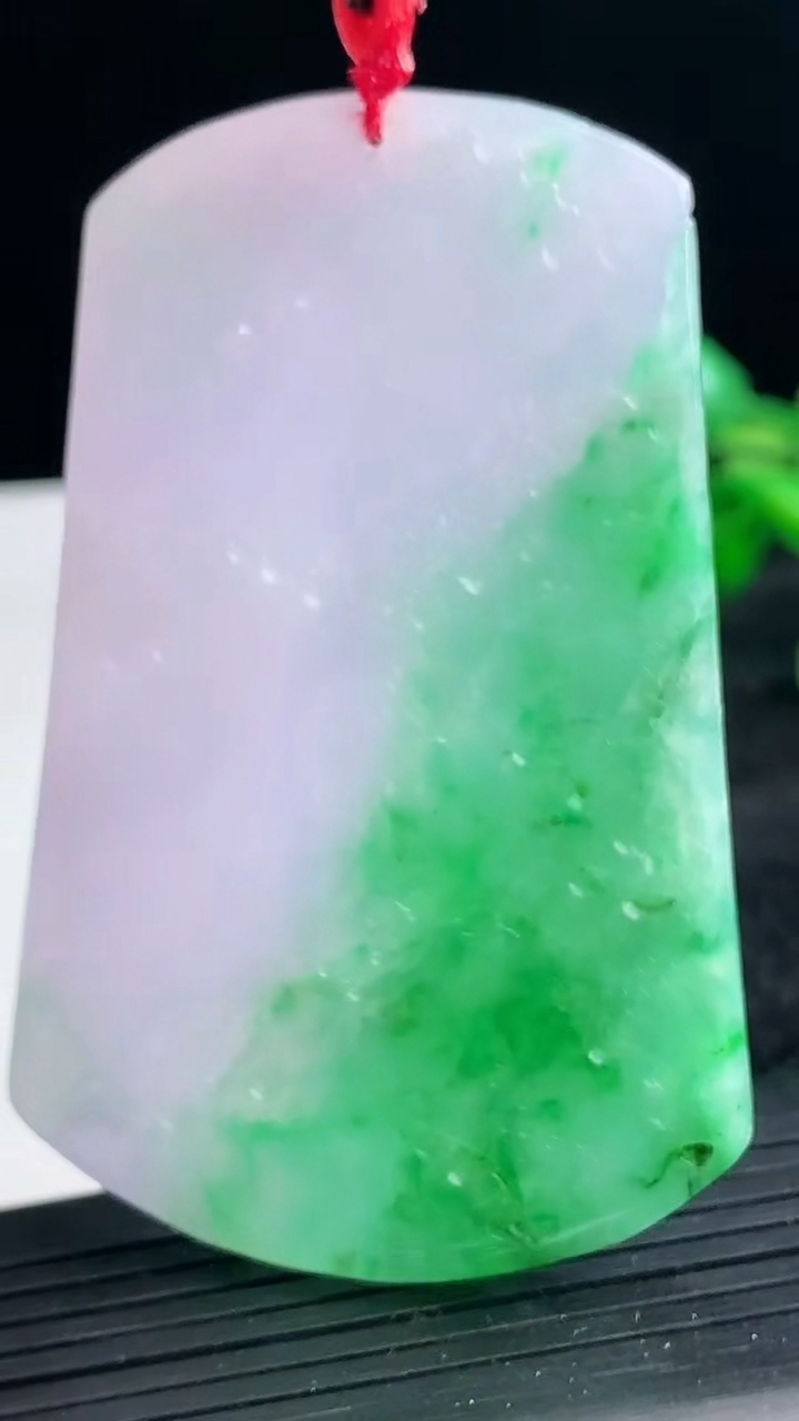 天然A货翡翠山水牌吊坠尺寸71-45.4-5.5重量:40.62g
3月25日