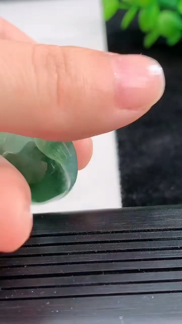 天然A货翡翠佛公吊坠尺寸35.1-39.1-5.2重量:15.38g
3月25日