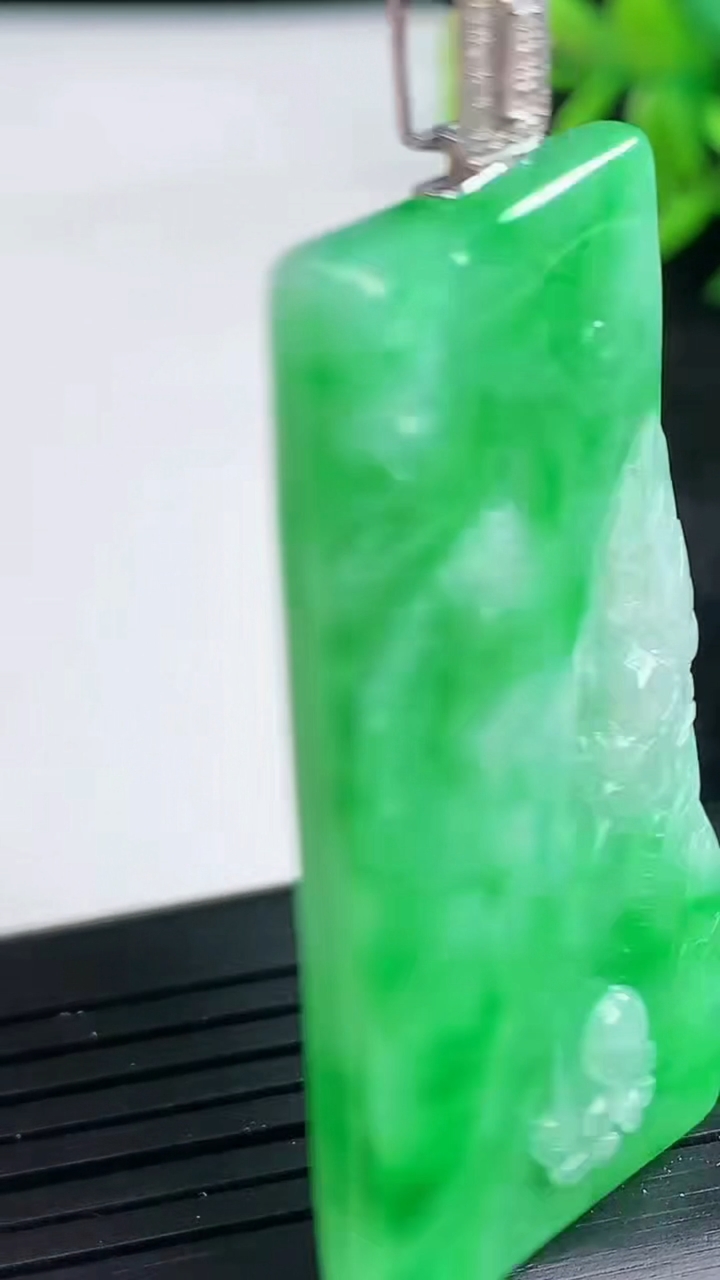 天然A货翡翠龙牌吊坠尺寸49.1424.1-5.9重量:17.45g
3月25日