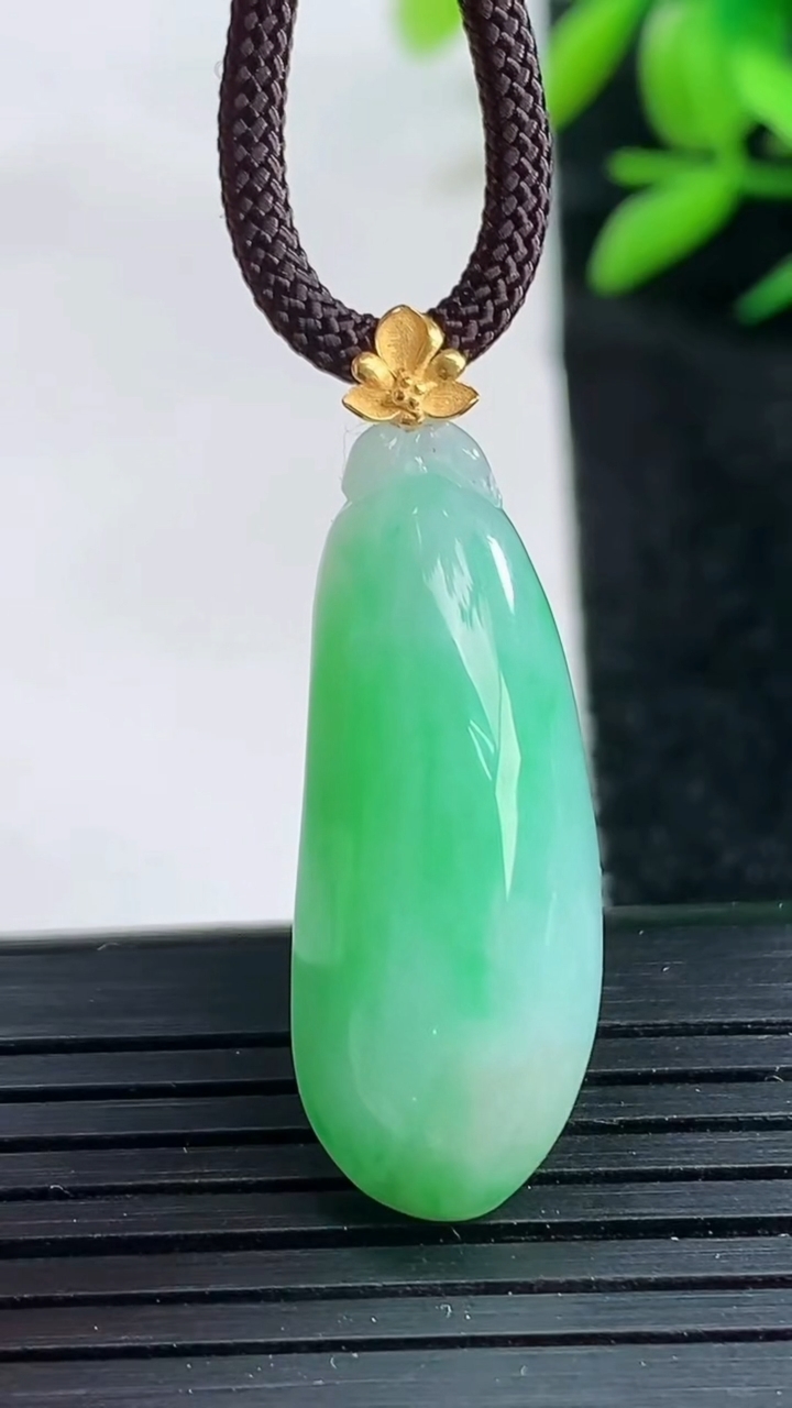 天然A货翡翠福瓜吊坠尺寸31.7-10.8-8.7重量:5.42g
3月25日