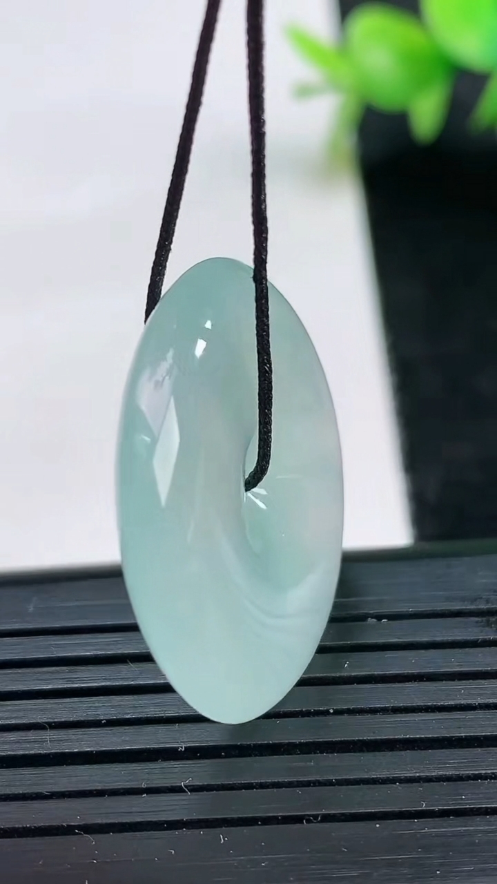 天然A货翡翠平安扣吊坠尺寸27.5-5.3重量:8.43g
3月25日