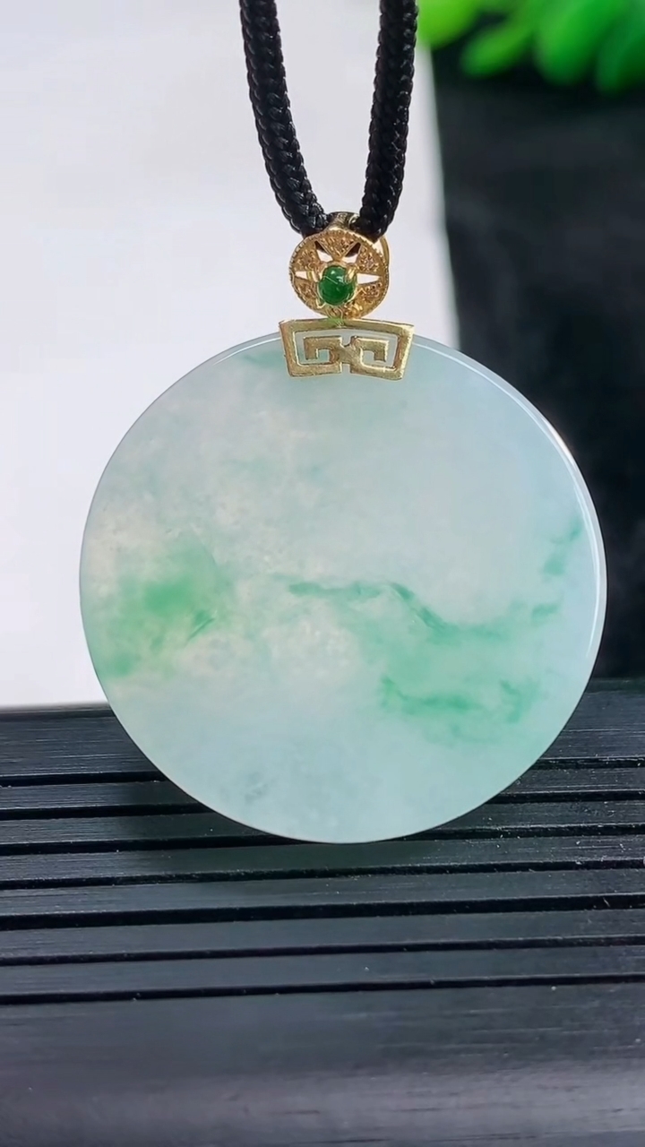 天然A货翡翠种飘花无事牌吊坠尺寸29.2-4.4重量:10.42g
3月25日