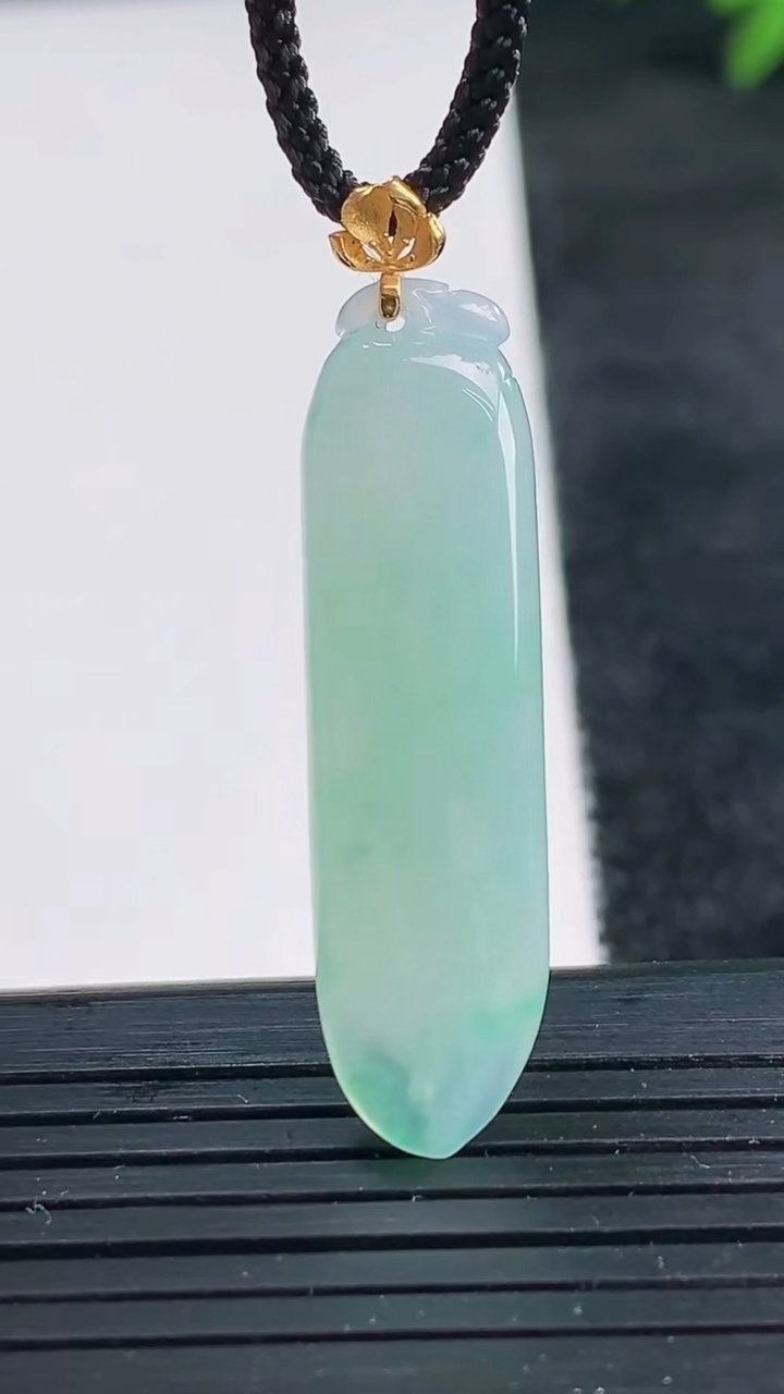 天然A货翡翠福瓜吊坠尺寸36.4-9.8-4.8重量:3.99g
3月25日