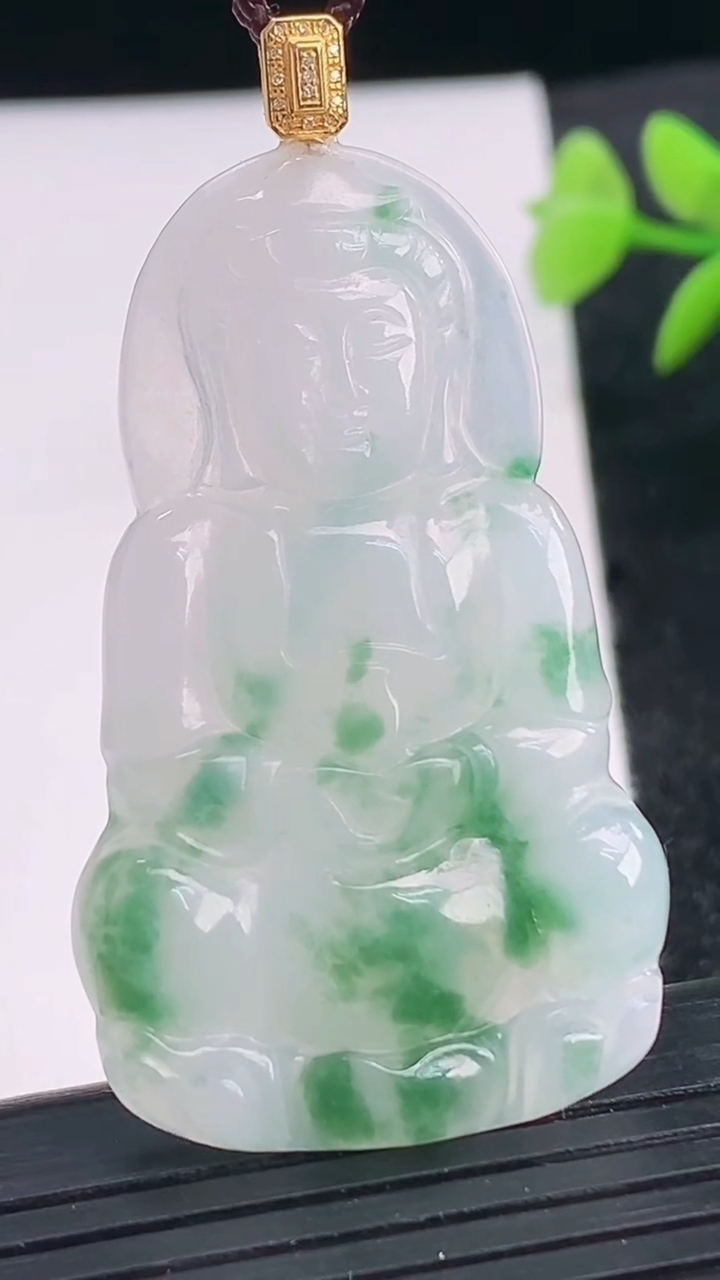 天然A货翡翠18K金飘花观音菩萨吊坠尺寸47-27.7-4.4重量:9.53g
3月25日