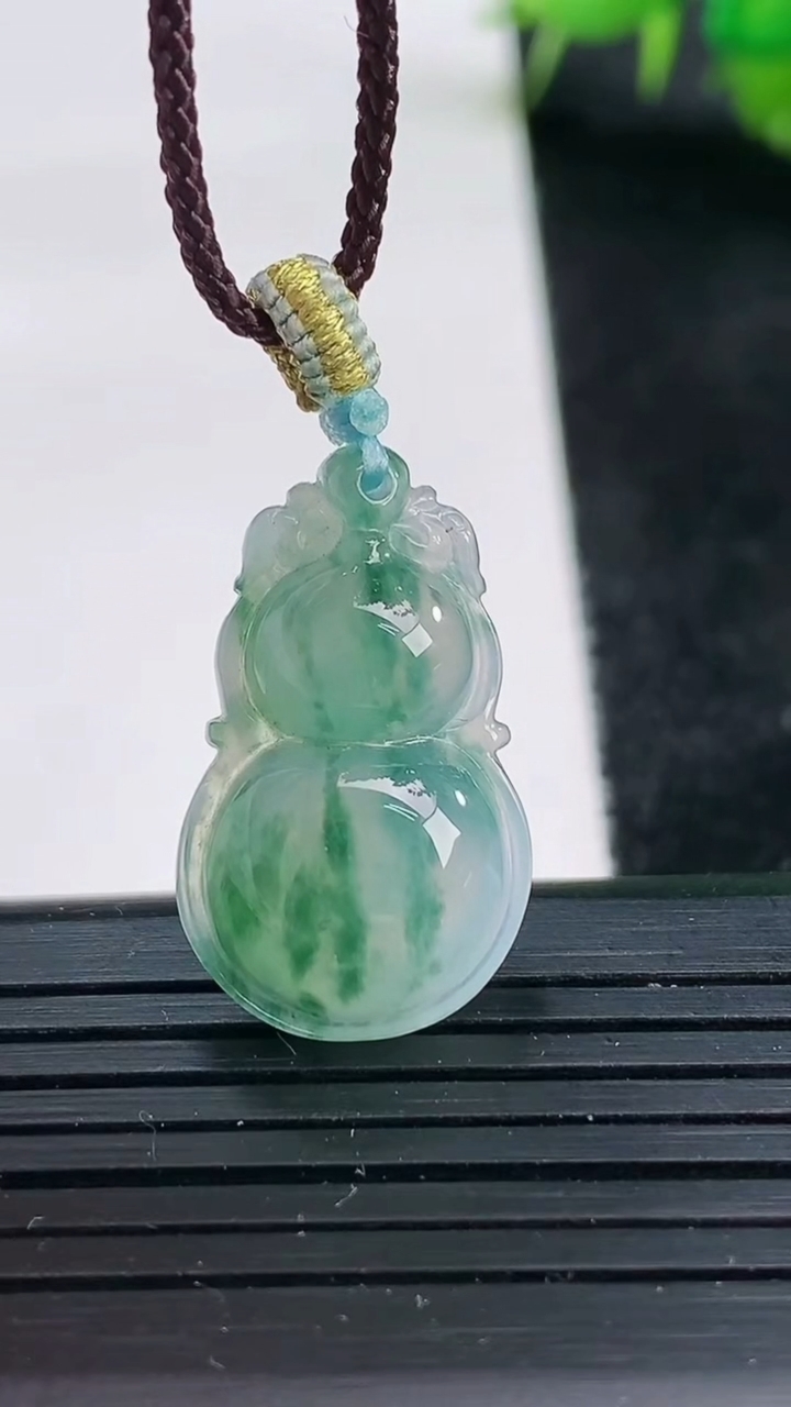 天然A货翡翠冰种飘花葫芦吊坠尺寸25-14.8-6.1重量:3.61g
3月25日