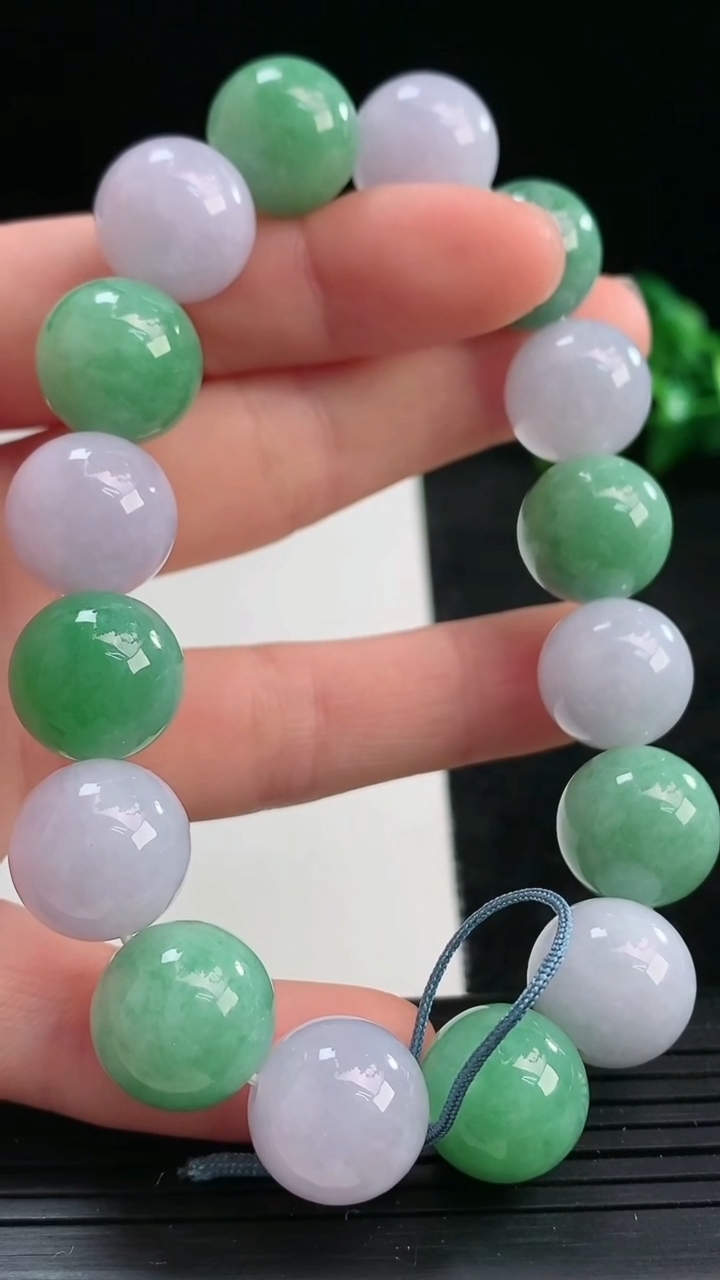 天然A货翡翠圆珠手串尺寸12.9-16颗重量:63.97g3月25日
工厂直销收藏佳品,种好水足，色
