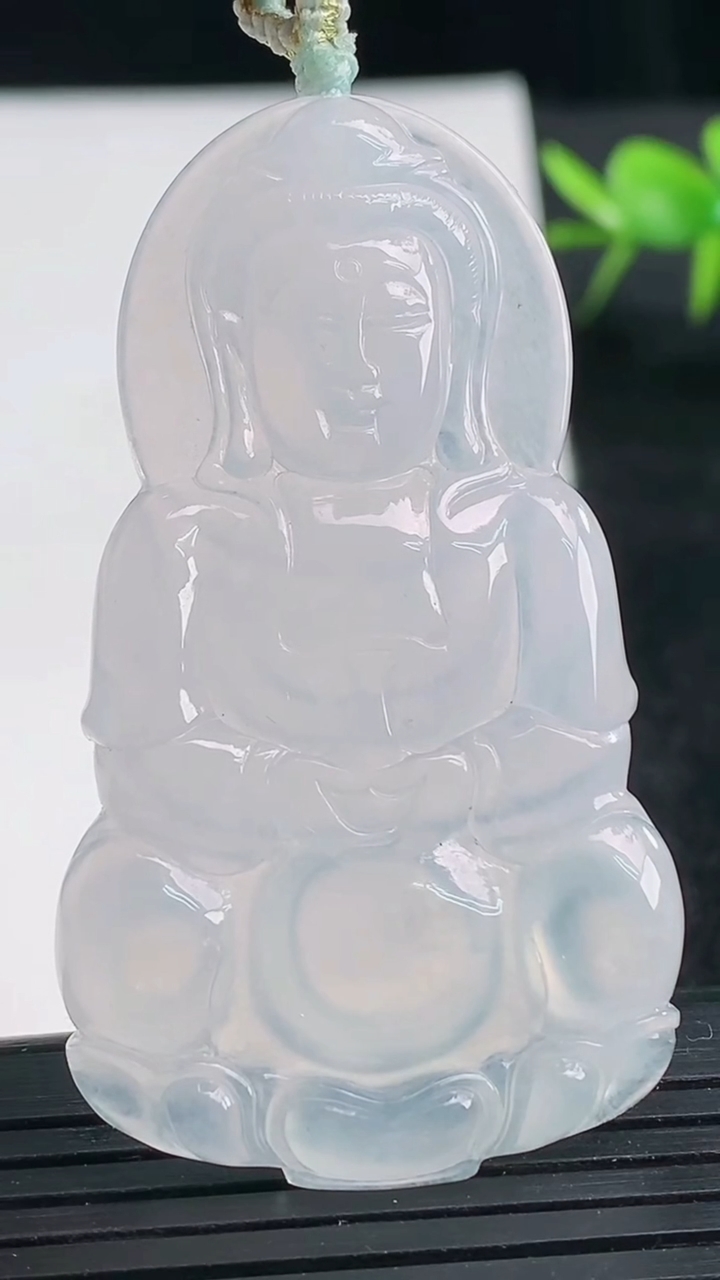 天然A货翡翠观音菩萨吊坠尺寸53.8-30.8-4.3重量:15.48g
3月25日