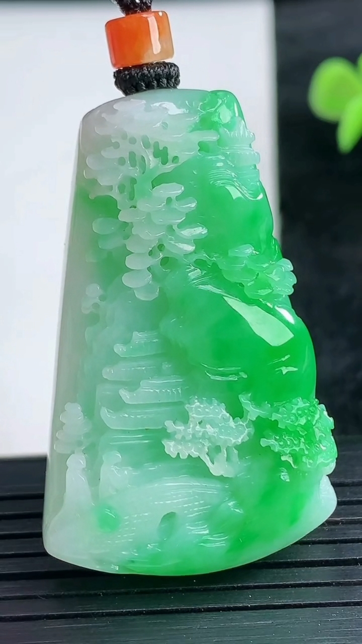 天然A货翡翠山水牌吊坠尺寸44-28.3-11.3重量:29.43g
3月25日