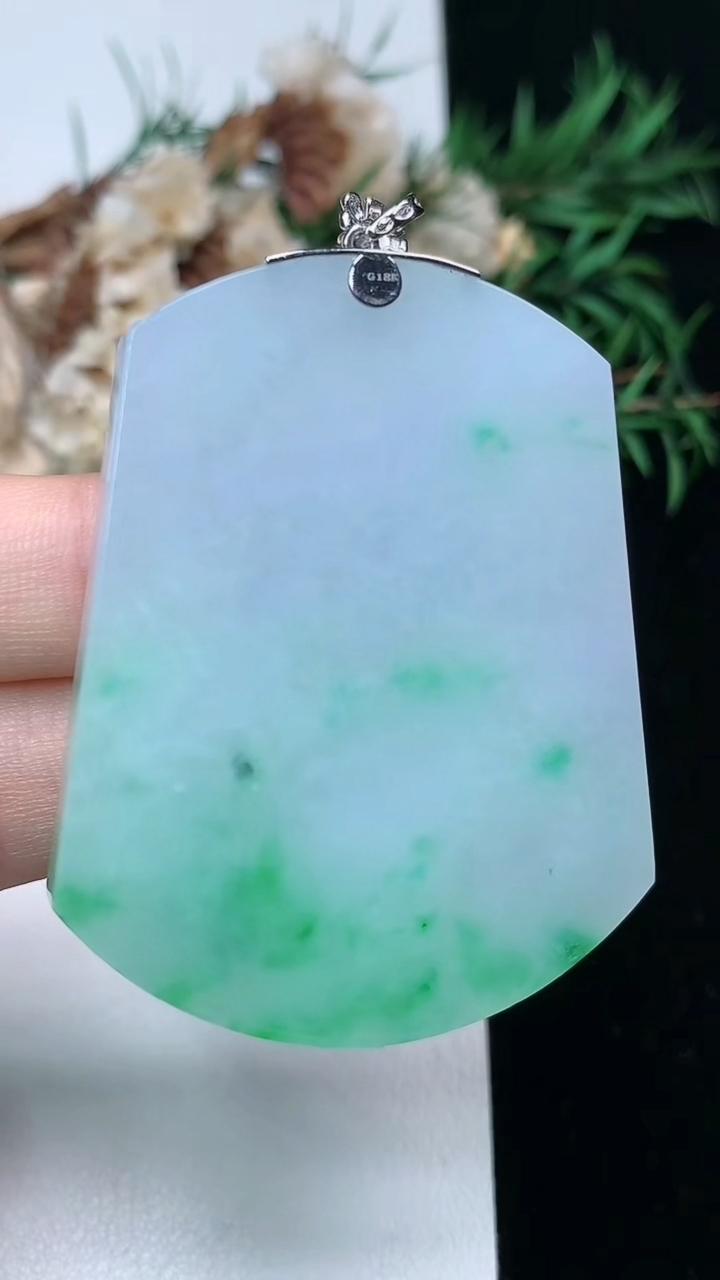 天然A货翡翠无事牌吊坠，尺寸49-38.7-6，重量:32.63g
3月25日