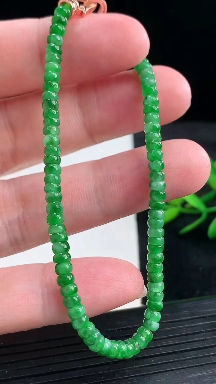 天然A货翡翠算盘珠手串尺寸3.8-2.5重量:7.00g3月25日
工厂直销收藏佳品,种好水足，色泽均匀，有种有色，上手高大气！