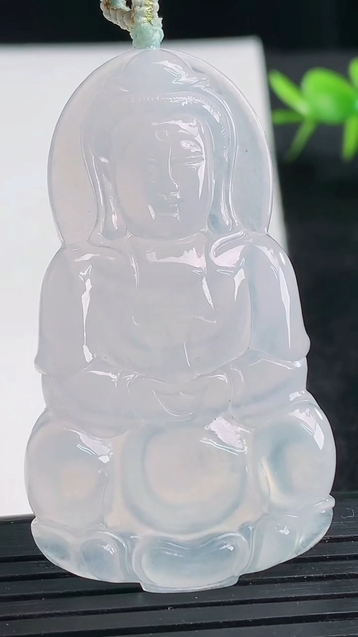 天然A货翡翠观音菩萨吊坠尺寸53.8-30.8-4.3重量:15.48g
3月25日