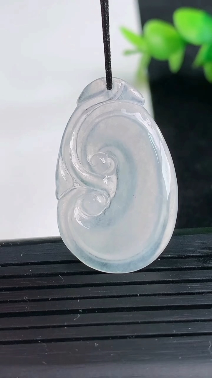 天然A货翡翠如意吊坠尺寸32.9-20.3-4.1重量:4.10g
3月25日