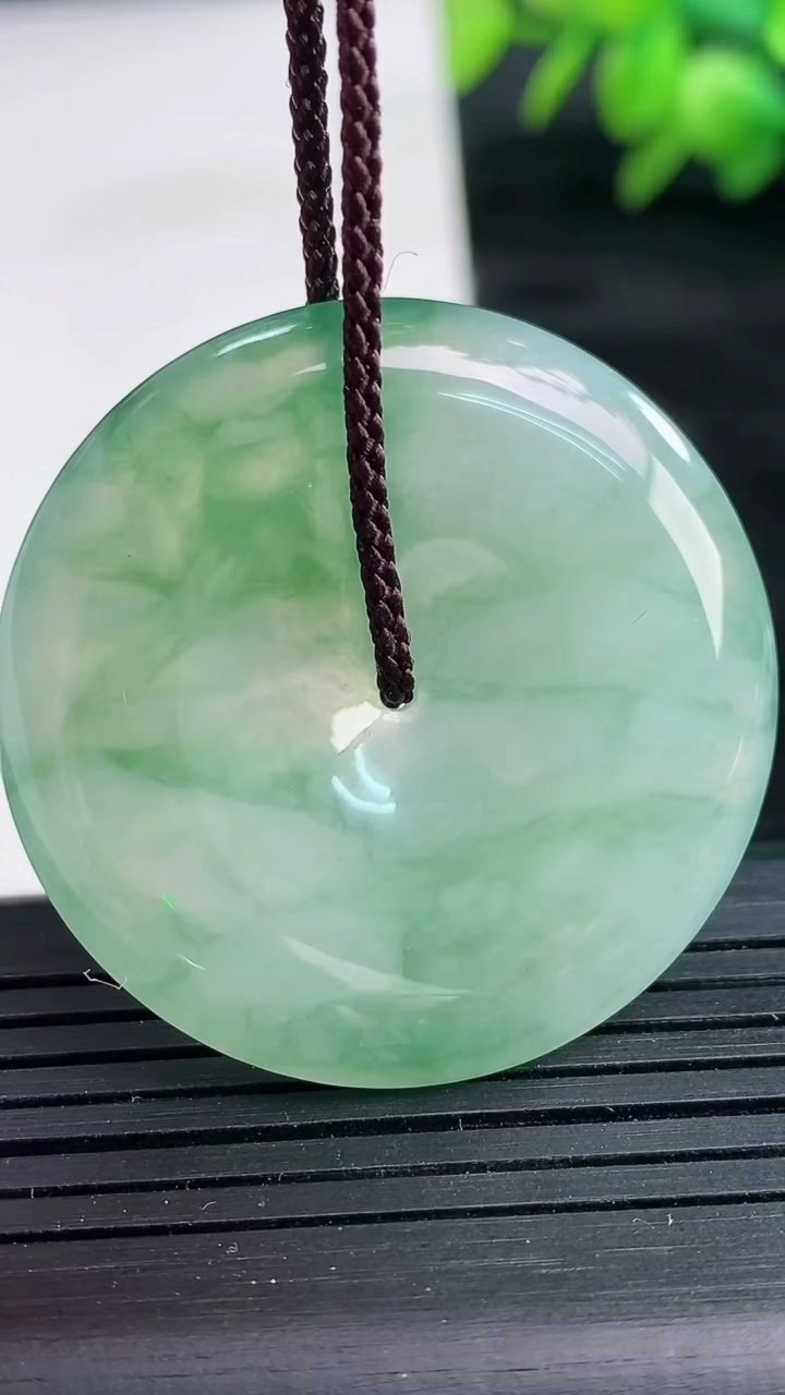 天然A货翡翠飘花平安扣吊坠尺寸36.5-6重量:17.31g
3月25日