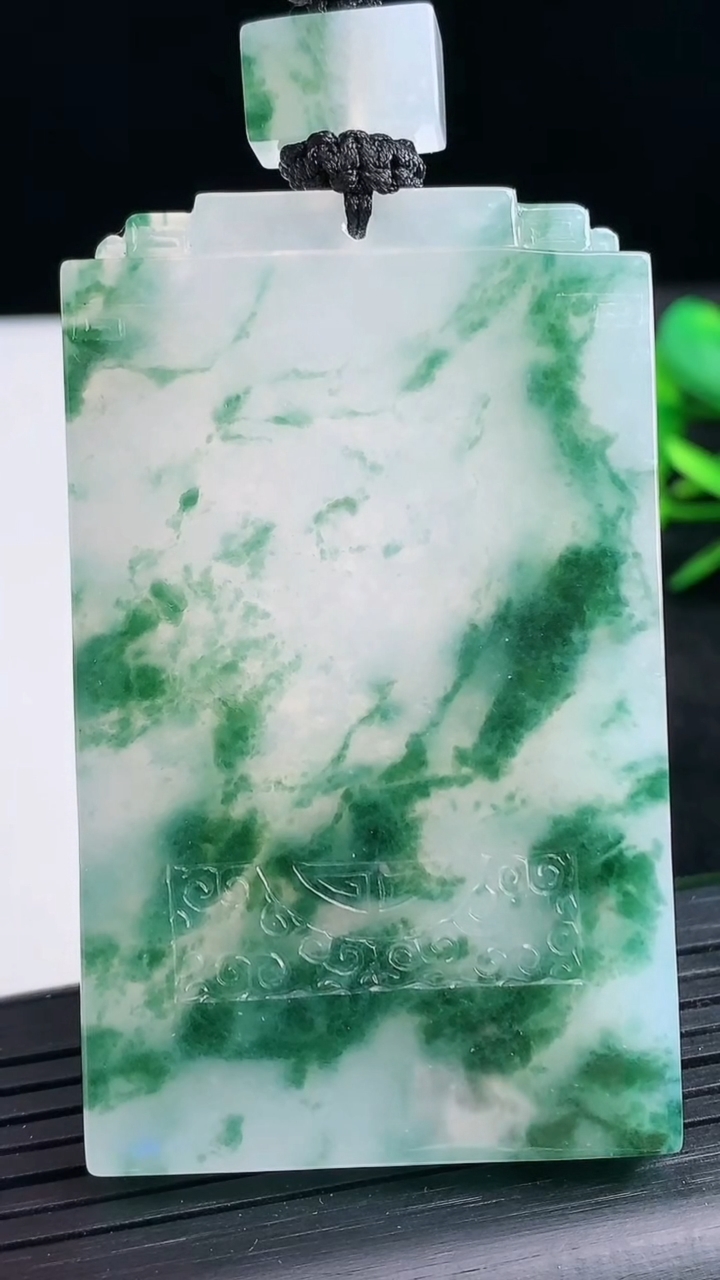 天然A货翡翠种飘花仿古无事牌吊坠尺寸61.9-37.7-5.5重量:52.23g
3月25日