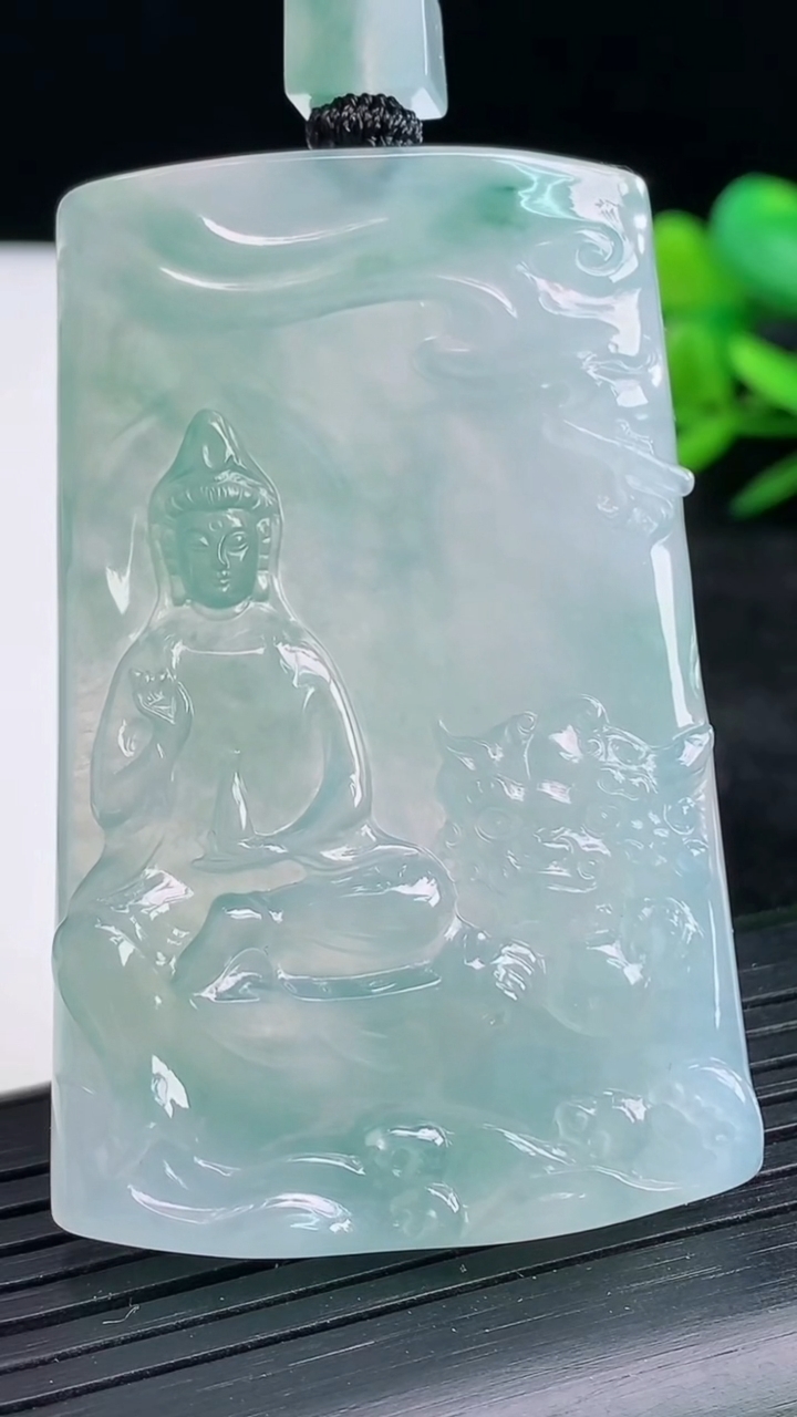 天然A货翡翠种飘花文殊菩萨吊坠尺寸58.2-37.8-5.4重量:35.32g
3月25日