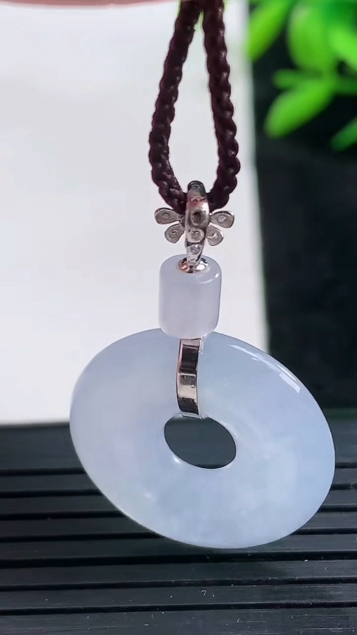 天然A货翡翠种紫罗兰平安环吊坠尺寸33.7-21.3-4.8重量:4.82g
3月25日