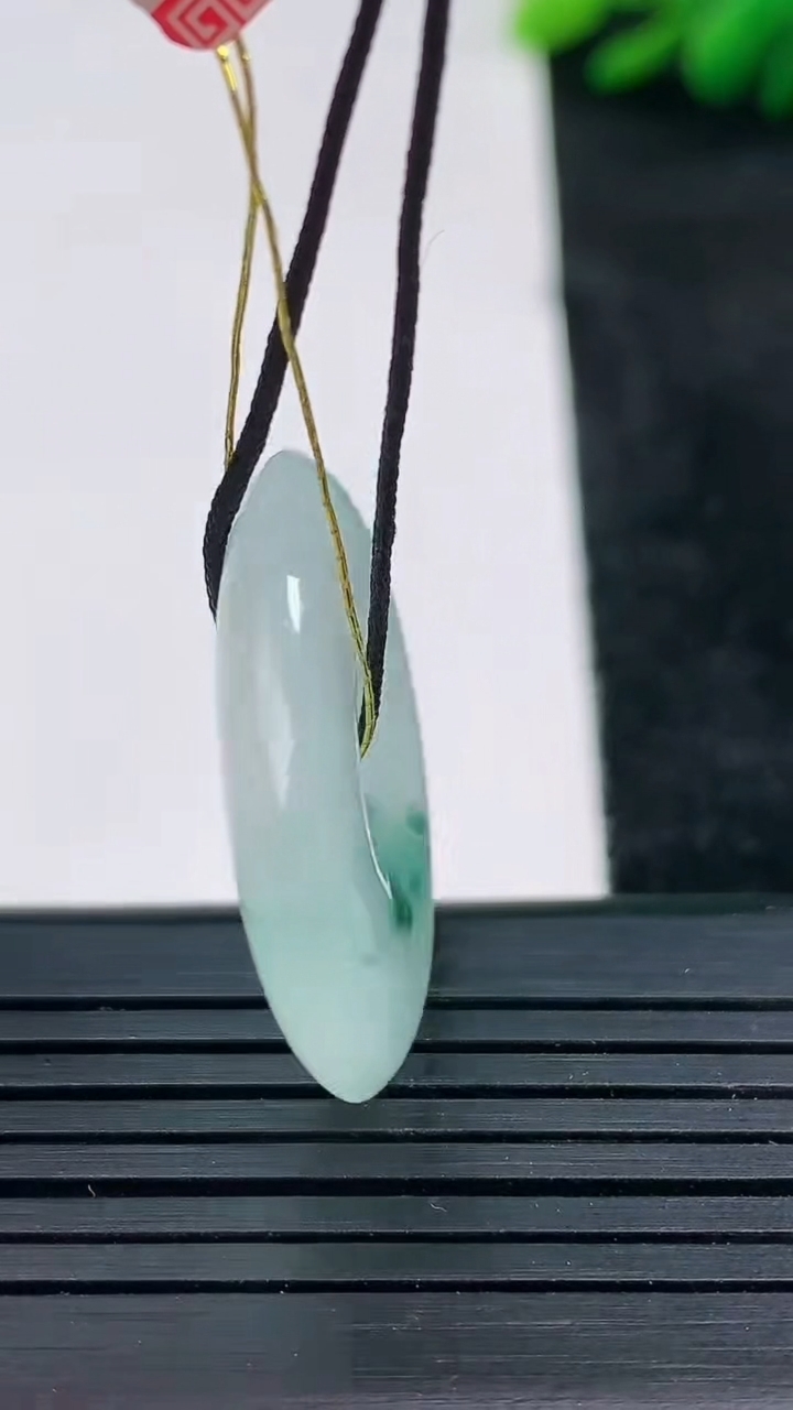 天然A货翡翠飘花平安扣吊坠尺寸27.7-5.1重量:8.61g
3月25日