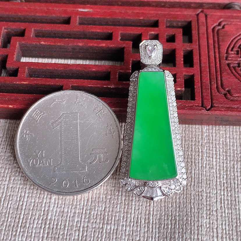 天然A货翡翠18K金伴钻镶嵌阳绿无事牌吊坠 
尺寸37.5-15-9.2裸石25-10.6mm 重量7.08g 0324