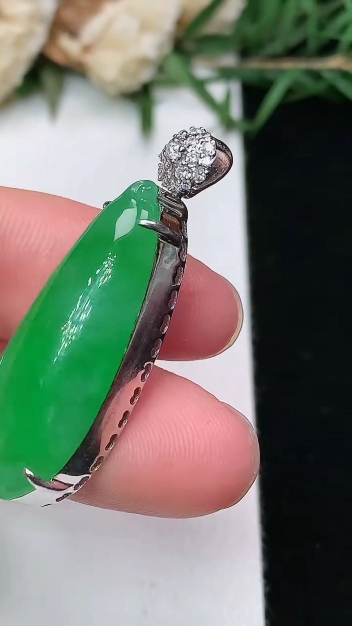 天然A货翡翠福瓜吊坠，尺寸28.9-11.7-9.3，重量:6.42g
3月25日