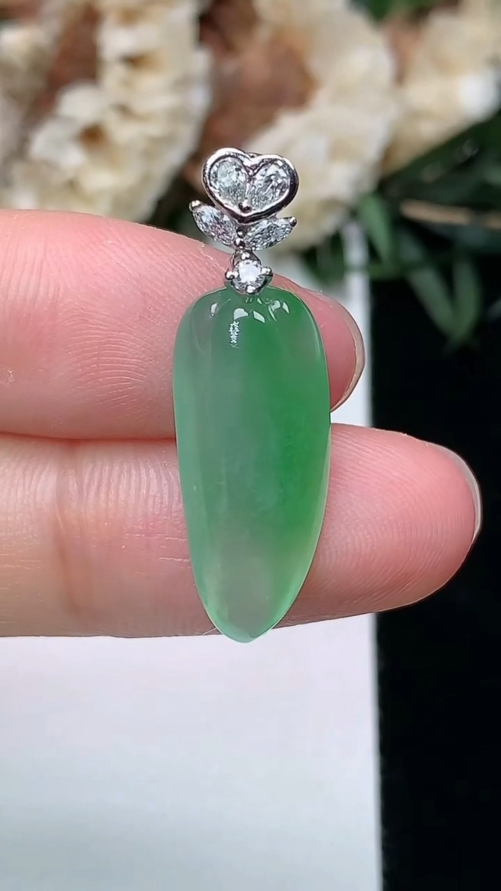 天然A货翡翠福瓜吊坠，尺寸20.5-8.9-5.7，重量:2.62g
3月25日