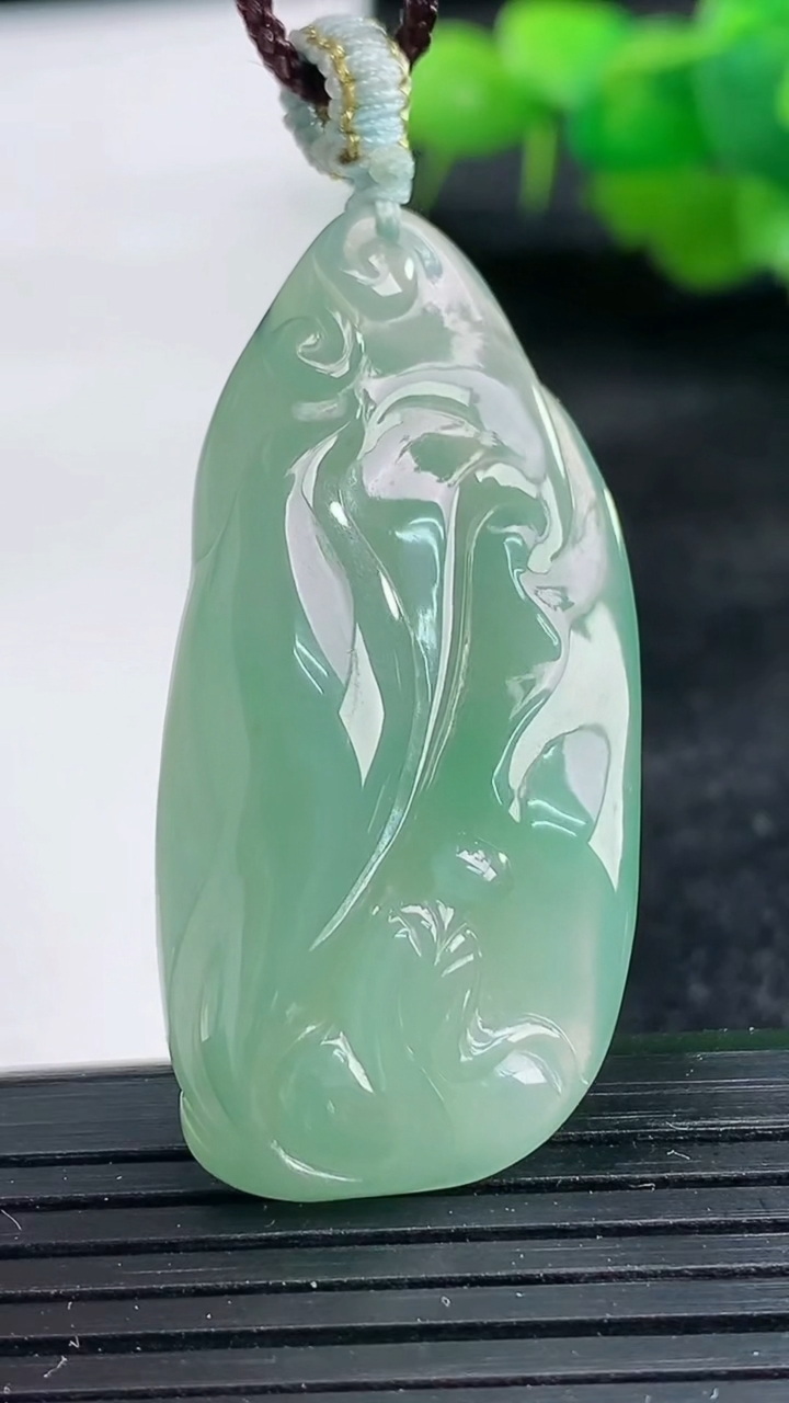 天然A货翡翠无相佛吊坠尺寸43.1-20.4-8重量:11.06g
3月25日