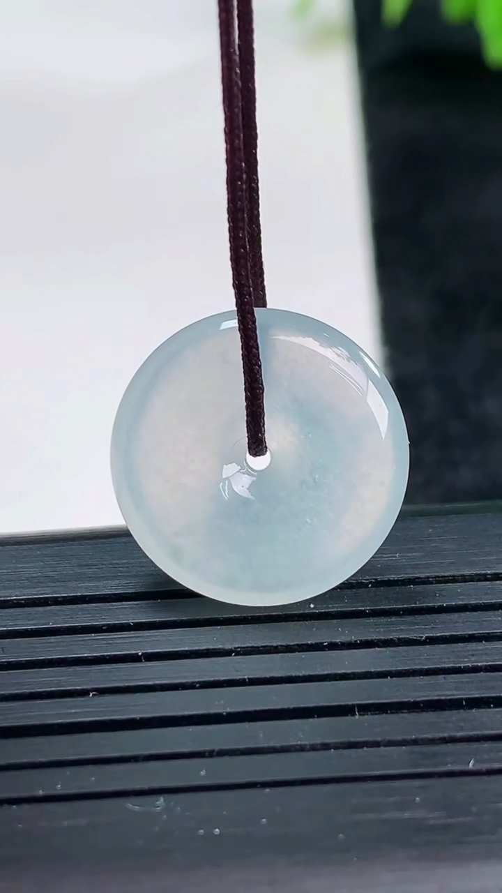 天然A货翡翠平安扣吊坠尺寸18-4.1重量:2.93g
3月25日