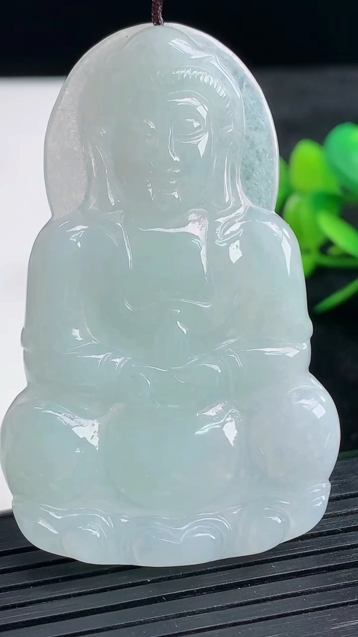 天然A货翡翠观音菩萨吊坠尺寸59-37.7-4.9重量:18.16g
3月25日