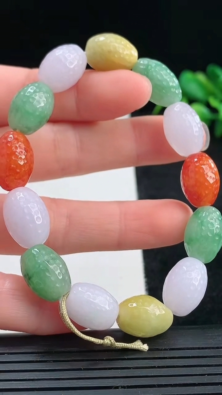 天然A货翡翠三彩路路通手串尺寸9.6-13.2-13颗重量:31.12g3月25日
工厂直销收藏佳品,种好水足，色泽均匀，有种有色，上手高大气！