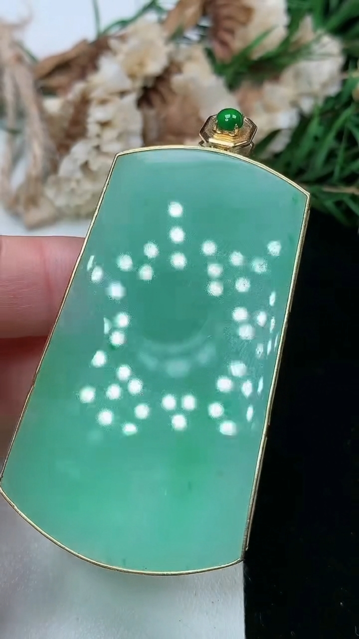 天然A货翡翠无事牌吊坠，尺寸54.2-32.2-3.8，重量:18.66g
3月25日