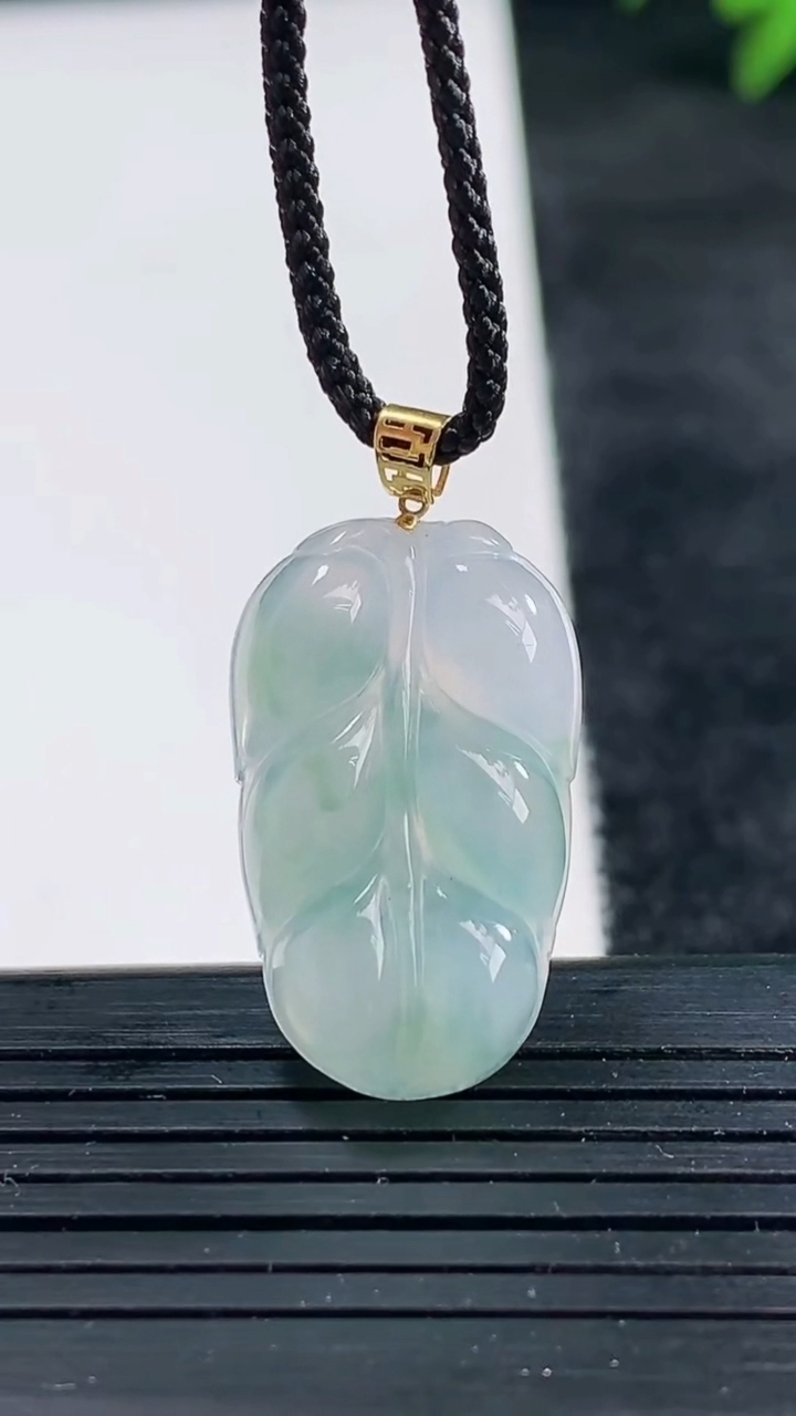 天然A货翡翠18K金飘花金枝玉叶 叶子吊坠尺寸25.1-15.1-5.1重量:3.74g
3月25日