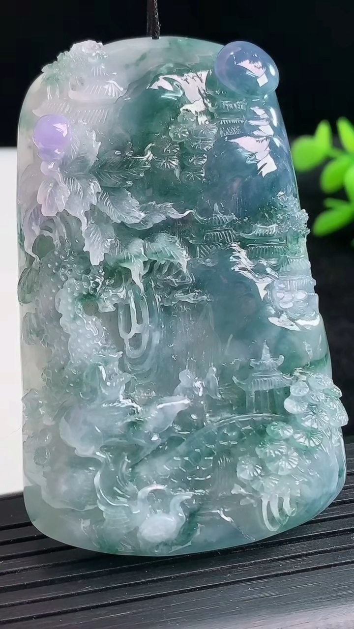 天然A货翡翠紫罗兰飘花山水牌吊坠尺寸69.4-43.8-12.9重量:79.76g
3月25日