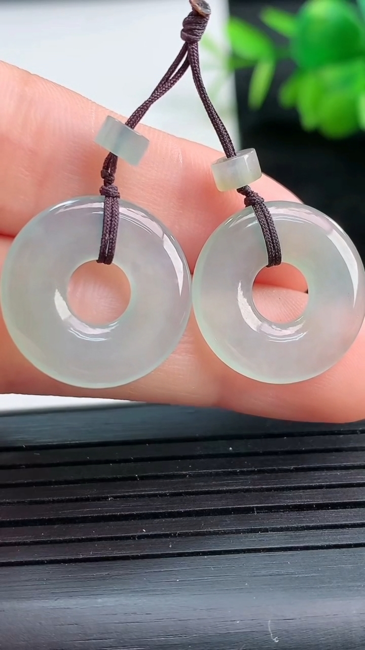 天然A货翡翠平安环吊坠一对尺寸17.9-2.5重量:3.75g
3月25日