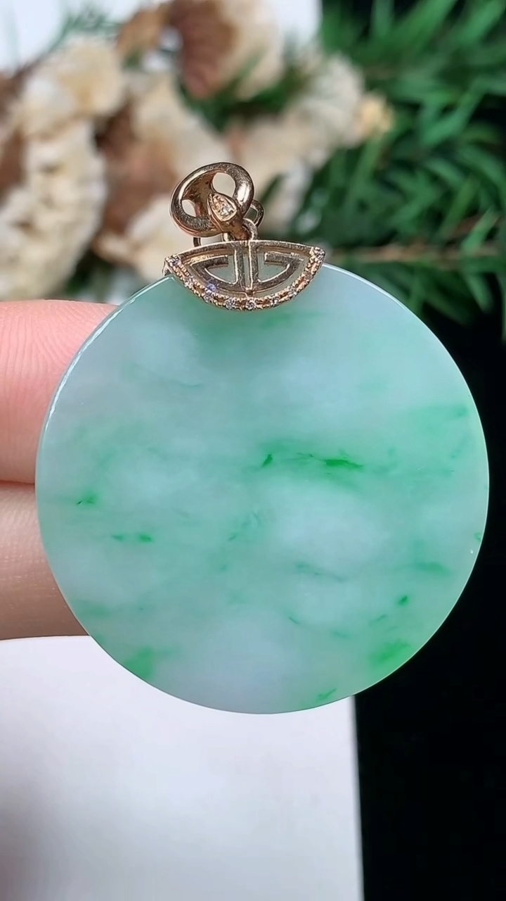 天然A货翡翠无事牌吊坠，尺寸31.8-3.2，重量:9.62g
3月25日