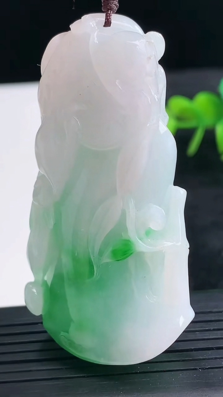 天然A货翡翠节节高升 竹节吊坠尺寸61-32.6-14.4重量:55.84g
3月25日