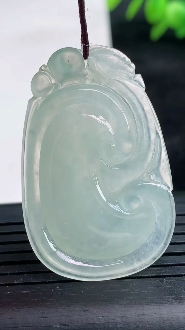 天然A货翡翠飘花如意吊坠尺寸41.2-26.4-5.5重量:10.09g
3月25日