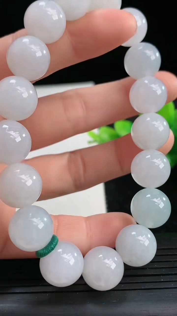 天然A货翡翠圆珠手串尺寸11.9-17颗重量:53.78g3月25日
工厂直销收藏佳品,种好水足，色泽均匀，有种有色，上手高大气！