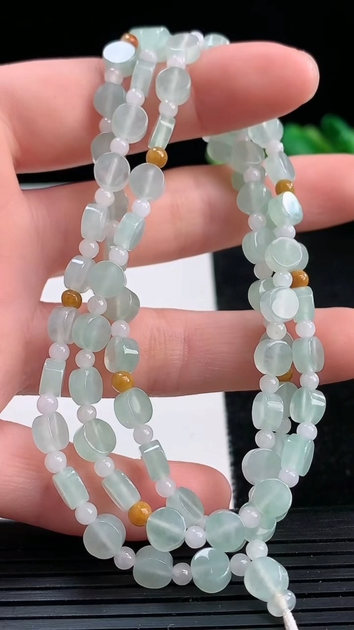 天然A货翡翠无事牌项链尺寸5.5-2.9重量:21.90g3月25日
工厂直销收藏佳品,种好水足，色