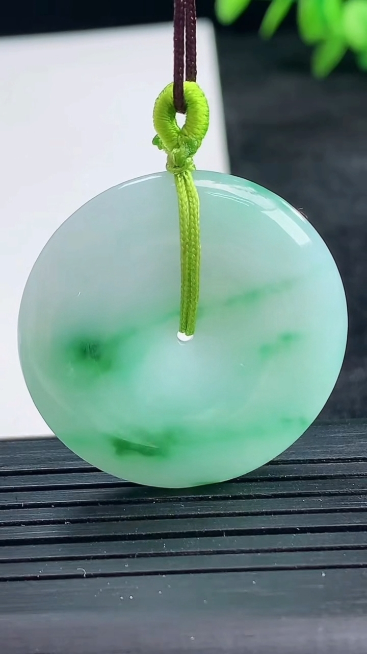 天然A货翡翠平安扣吊坠尺寸31.7-5.9重量:12.44g
3月25日