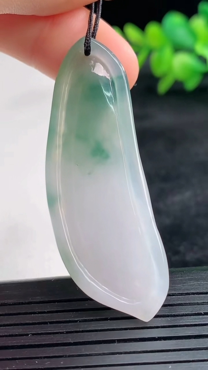 天然A货翡翠飘花文殊菩萨吊坠尺寸52.8-18.4-6.6重量:11.18g
3月25日